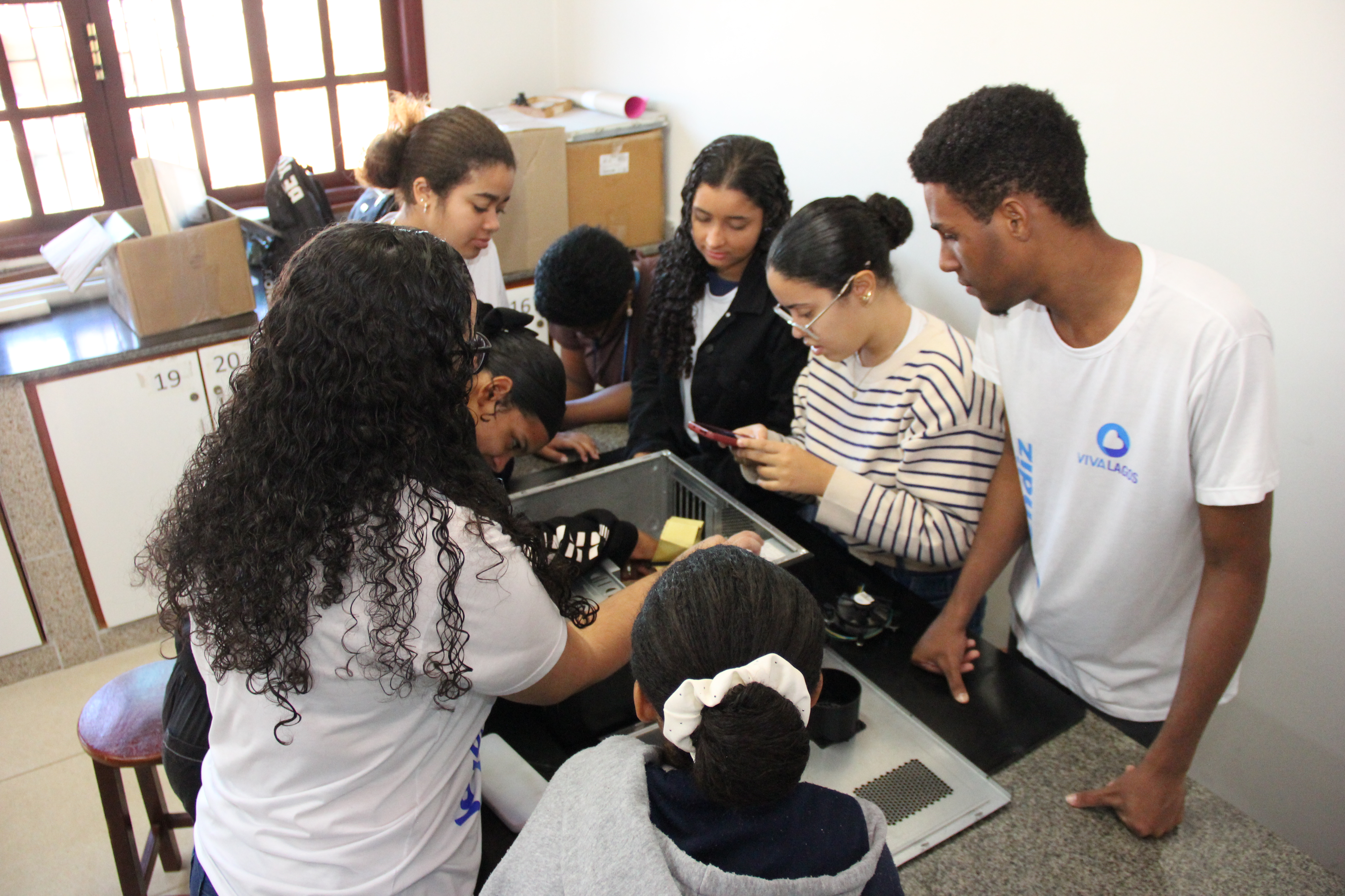 Jovens aprendizes visitam o colégio Salesiano para vivência profissional e técnica