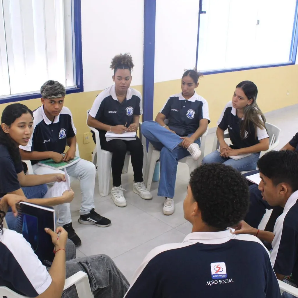 Adolescentes aprendizes da Cidade Dom Bosco discutem prevenção à violência contra a mulher