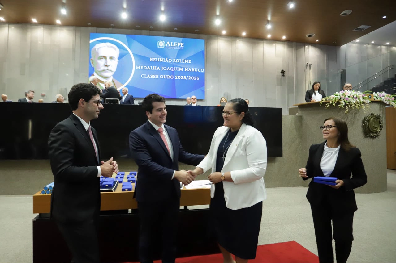 Colégio Nossa Senhora Auxiliadora recebe Medalha Joaquim Nabuco em reconhecimento aos seus 100 anos de história